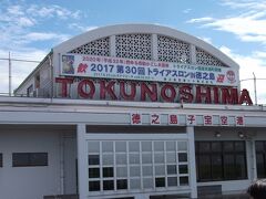 徳之島空港も沖止めなので、徒歩でターミナルビルへ向かいます。