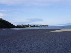 伊豆半島の付け根部分の西にある大瀬海水浴場に来ました。
冬場の水泳をするわけではありません。
海越しに富士山を望む景色は古くから名勝の地として知られています。しかし、雲に隠れて絶景写真は撮れなかったです。
ユニクロのCMに登場する、綾瀬はるかさんが見る、砂浜からの海越しの富士山が素晴らしくて、あこがれて、妹に、写真を撮りたいと依頼したのですが、場所が違いました。