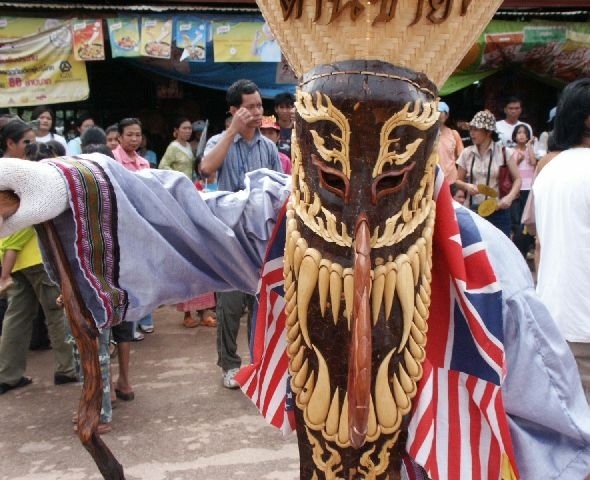 　毎年７月頃ルーイ県ダンサイで開催されるこのお祭り、年々有名になってゆくらしい、タイの中でもちょっと変わったお祭りだから、今ではダンサイに宿泊設備があるらしいが、当時はよくわからなかったのでルーイに宿をとってバスで往復した。