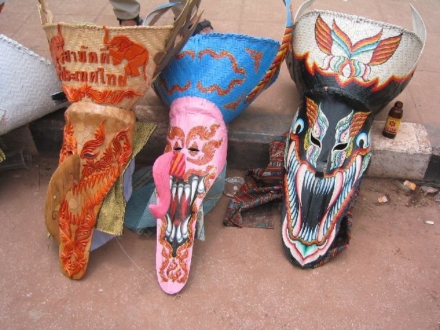 　ピー達が被っているお面、頭の部分はもち米を蒸す道具で顔の部分は木製、簡易な物はボール紙の物もあった。<br /><br />写真アルバム、他旅行記は下記URL、QRコード↓でアクセス<br />