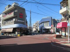 萩中神社から400mほどのところに造られた七辻へ
糀谷駅と雑色駅の中間あたりに位置する、７本の狭い道路が交わる七又路の交差点です。大正から昭和にかけて行われた耕地整理によって造られたもので、当時は大八車が通る程度で道幅が広く感じる道路だったようです。交差点には、日本一ゆずり合いモデル交差点と書かれた看板が立っています。信号機はなく、行き交う車は交差点でいったん停車し、交差点の安全を確認し通り過ぎていました。横断歩道を渡るとき、なぜかきょろきょろしてしまいました。