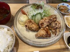 10/2（金）
前回終了の窪川駅まで移動。
窪川駅構内の「しまんとえきめしFORM」でランチ。
一押しメニューの「四万十鶏のえきめし唐揚げ」