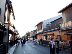 建仁寺のすぐ目の前は、京都といえば・・・の花見小路。
こんな街中にあるお寺さん。
喧騒から一気に詫び寂びの世界へワープできる、そんな魅力が京都の街にはあるんです…
この時は、花見小路の石畳・・・まだ整備途中でアスファルトのままだった。
やっぱり、石畳のほうが旅情を感じられて良いわ。