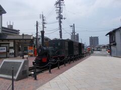 坊ちゃん列車。かつて伊予鉄道で実際に走っていたSLをディーゼル機関車で復元したものです。