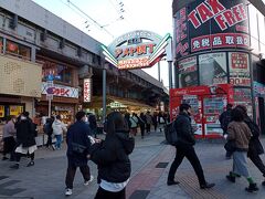 賑わうアメ横通って、御徒町駅まで。
台湾の夜市を思い出しちゃうのは私だけかな？