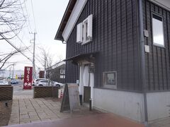 店構えだけではレストランと分かりずらいです。
大きな看板が目印です。