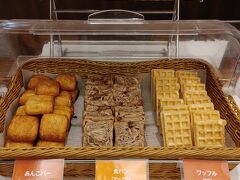 無料朝食
パン各種、これからモーニング行くんですよ。
これ食べちゃダメなんだけど、１番食べたかったです。