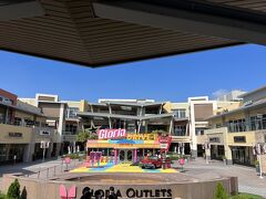 特に買いたいものは無いのだが、GLORIA OUTLETS 華泰名品城へ
屋外型で、林口の三井アウトレットパークが日本風とするとこちらはアメリカっぽさがある。
グッチ、アルマーニ、バーバリー、GAPといった有名ブランドに加え台湾ブランドのショップも色々。ただし円高のため、コロナ禍前に比べお買い得感は薄くなっている（正直なところ日本のアウトレットの方が安い）。
日差しが強く、少し歩いただけで汗が…なので、早々に退散