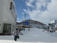 駅が見えてきました。いやー、本当に良いお天気。
写真正面奥茶色の建物が小樽駅
写真左手白いビルが長崎屋。上の方の階にドン・キホーテありますが２４時間営業ではないです。