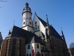 ついにトーマス教会へ。ここはノイシュヴァンシュタイン城に次いでドイツで訪れたかった音楽家の聖地。

バッハはここで長い間カントルとして働いていました。そして彼はトーマス教会少年合唱団を率いて週1回礼拝でカンタータを演奏していました。