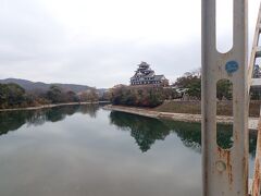 南門から出て月見橋を渡り岡山城へ向かいます。

今の岡山城付近には旭川の流域に岡山、石山、天神山という３つの丘がありました。その石山にあった城を手に入れて本拠地とし、岡山の地を戦国の表舞台に立たせたのは宇喜多直家でした。その子の秀家は、岡山の丘に本丸を定め、今に残る岡山城を築きました(1597年天守完成という)。（岡山城ＨＰより抜粋）