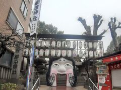 翌日は川端商店街を通り櫛田神社へ
節分期間限定のお多福のお面をくぐって境内へ入ります