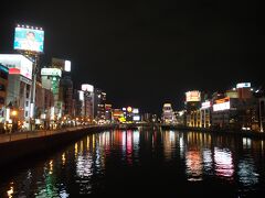 那珂川に映る中洲のネオンを見ながら
橋を渡り天神地区へ

夕食に行きます。
