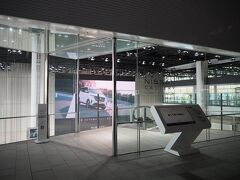 横浜駅東口とみなとみらいを結ぶ通路の途中にある日産グローバル本社。
その1Fには日産グローバル本社ギャラリー。

会社行くときはいつもこの横通っており、新車発表などイベントがある時には、いつも物々しい雰囲気となっております。
あと、某社長が色々あった時には、ヘリコプターがこの上飛びまくってました。