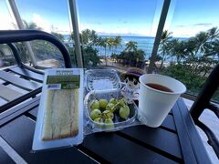 やっとマラサダが食べ終わってABCストアのサンドイッチと残り物の果物という変わらず寂しい朝食ですが私には十分です
海を見ながらの朝食はとても気持ち良かったし！