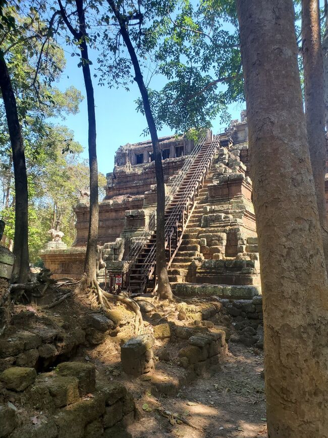 上ろうと近づくと　ロープで進入禁止マークがありました