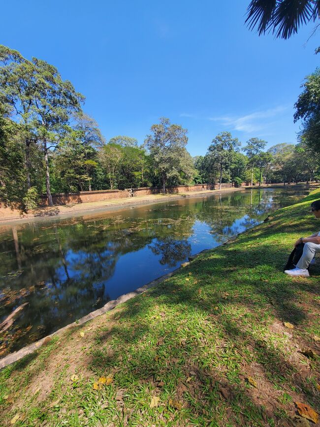 女池<br />ここから像のテラス手前でちょっと　石に腰掛け水飲んでいたら　左手がムズムズ　くすぐったい
