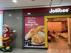 Jollibee ジョリビーは、フィリピンではマックもかなわないファーストフードチェーン店。ピーチマンゴパイがおやつに丁度Good。＄1.8BNDでチップ不要なので支払いが気楽