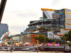 ICON SIAM
https://www.iconsiam.com/th

目的地が見えてきました。
ショッピングセンターとかどこ行ってもあまり変わりないんですが、ここは夕暮れに来てみたかったのです。