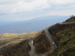 『志賀草津高原ルート』は、群馬県草津温泉から長野県湯田中・渋温泉郷まで約43kmの道のり。
白根山の山腹をうねりながら高度を上げ、大空が近くなると解放感溢れ、ダイナミックなワインディングロードを走る夫のハンドル操作は、右に左にとどまる事を知らない。