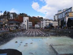 久しぶりの草津温泉。
辺り一面を覆う湯けむりから、強烈な硫黄臭が漂う。
これぞ『草津温泉！』って感じだ。