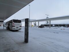 【旭川空港】

旭川駅行のバスが先に来ました　
元々　まず旭川のホテルにチェックインしてから観光へと思っていたのですが　
有楽町の道産子プラザの上の観光案内で　
「先に直接美瑛に行った方がいい」と教えてもらって　
計画変更　

冬場は旭山動物園への直行バスも休止です