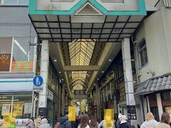 もちいどの商店街まで来るとさらに人が増えます。
ここでも外国の方がいっぱい。