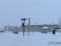 【美瑛駅】

12:55分発のバスは　
激しく粉雪が舞う中少々遅れてきました
美瑛駅で降ろしてもらったのですが　
どれが駅なのかわからず　
ドライバーさんに聞いてしまいました　
後から考えると　駅の裏側（北側）に停まったので　わかりづらかったようです