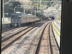 現川駅で列車交換。
架線は残ってるんですね。