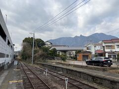 終点の島原港駅に到着。
終点……現在はそうですが、かつてはもっと先まで線路が伸びていました。