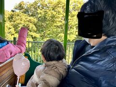 定番のお菓子をお腹いっぱい食べたら「ウエスタンリバー鉄道」へ。
とりあえず公式HPでお勧めしてたから怖くはないだろうと思ったのですが、
最後に恐竜が出てくるところで娘はちょっと怖がってました。

息子はお腹いっぱいで出発直後から爆睡ｚｚｚ