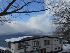 ビジターセンターを出て
氷濤まつり会場までの途中で
支笏湖湖畔と対岸にせり出している
風不死岳が見えました。
風不死岳は雪雲に覆われていて
山から駆け下りて来る
氷のように冷たい風は湖面を超えて吹き付けてきます。
もし本格的な吹雪の日だったらどのような景色になるので
しょうか。
昼過ぎにはあの雪雲が湖面を渡ってきそうな気配です。