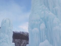 これは支笏湖氷濤（ひょうとう）まつりのシンボル
「ブルータワー」で高さが13メートルもあります。
近くで見上げると氷濤の高さだけではなく
青白く透き通った氷の量感に圧倒されました。
若い人たちが氷濤の前で記念撮影をしています。
外国からの家族連れの若い観光客も多くいました。
でも私たちと同年代の観光客はあまりいません。
こんなに寒い観光地に来るのはよほど物好きな年寄り
かもしれません。
