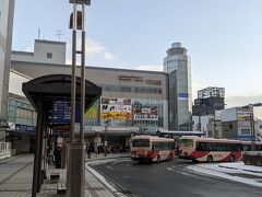 これからバスに乗るため、山形駅の東口に向かいます。