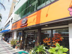 THE SHAKEのすぐ近くにアメリカ発祥のファストフード店A&Wがあります。日本では沖縄にのみ展開しています