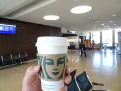 空港では、機内食があるので、食事はせず、スタバでコーヒーとドーナツを注文。