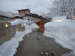 【銀山荘】17:15
坂道を歩き、銀山荘に到着しました。
古勢起屋と姉妹旅館でここの温泉も使えます。
