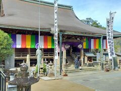 すぐ隣に青岸渡寺。神仏習合です。