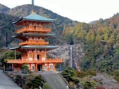 青岸渡寺まで戻って来ました。三重塔と滝をこの位置に見るここが一番のフォトスポット