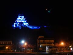 青く浮かび上がる唐津城が綺麗。
見学は明日の朝にする予定。
