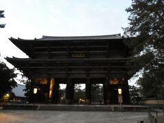 東大寺もライトアップ。
もうちょっと暗くなったらまた来ます。
