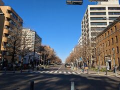 日本大通りに来ました。
ここは明治3年頃に作られた日本で初めての西洋式街路で、
今も重厚な歴史的建造物が立ち並んでいます。
