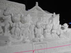 写真はキツネダンスの市民作成の雪像です。
市民作成雪像では2位に選ばれました。
アニメ「SPY×FAMILY」の人気キャラクター
「アーニャ」がキツネダンスする像です。
3位は大谷翔平選手像（きたきつね）が選ばれました。
（後の写真で「猫バス・スマイル」の隣に展示されています）
上位3グループには、次回の市民雪像制作の参加資格が与えられる
そうです。
ちなみに１位に選ばれたのは後の写真で登場するトトロの
「猫バス・スマイル」でした。
