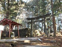 本宮神社への入口の鳥居と手水舎です