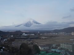 ホテル鐘山苑の部屋から
２月４日ＡＭ6:45　富士山
