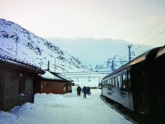 そして、終点ナルビク駅に到着～
長かった～

ここナルビク駅は、
「ヨーロッパ最北」といわれている駅。
しまった～！その証拠の写真、撮ってなーい！
ま、いいか。