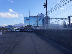 河口湖12：30発東京日本橋行きのJRバスに乗車予定で事前予約したが、バス乗車場を捜してようやく富士山駅にたどり着く。