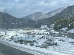 伯備線は、川と並走しているところが多くて景色がいいです。
お天気が良ければ雪をかぶった大山（だいせん）が見れたのですがあいにくその姿を見ることはできず残念でした。