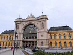 ブダペストのメインターミナル、東駅へ！
ここから国際列車でプラハへ向かいます。

ハンガリー→スロヴァキア→チェコと中東欧3ヵ国を跨ぐ旅、実にロマンがあります笑
