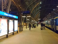 ブダペスト東駅を出たのは15:25、約7時間ゆったり列車に揺られました。
終点・プラハ中央駅に着く頃にはすっかり日も暮れていました。

